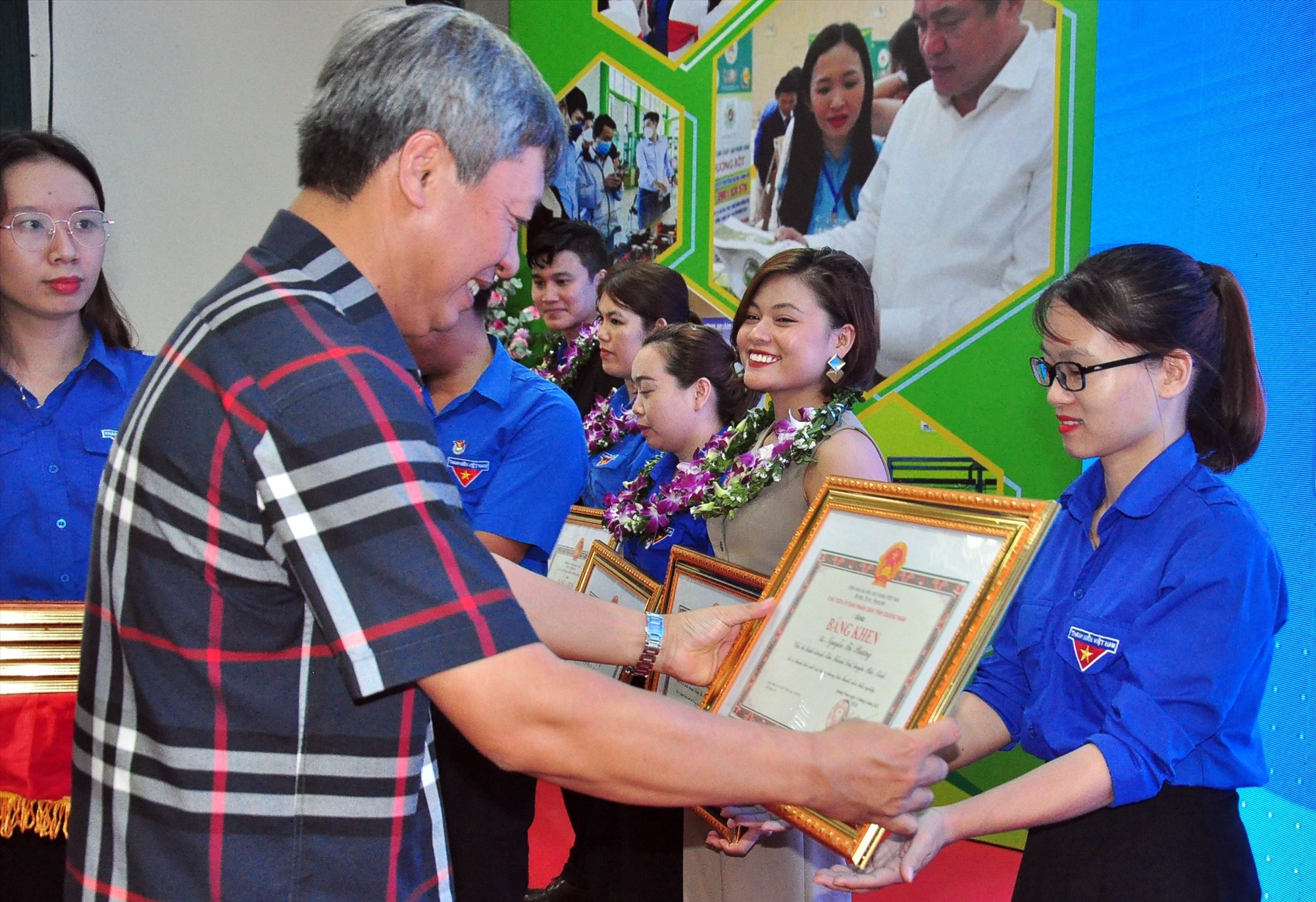 Thanh niên Quảng Nam tiên phong thực hiện hoài bão khởi nghiệp. Trong ảnh: Phó Chủ tịch UBND tỉnh Hồ Quang Bửu trao Bằng khen cho thanh niên khởi nghiệp tiêu biểu năm 2022. Ảnh: P.V