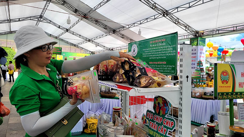 Chị Phạm Thị Thu Thủy sắp xếp các sản phẩm của mình tham gia tại một hội chợ. Ảnh: baoquangnam.vn