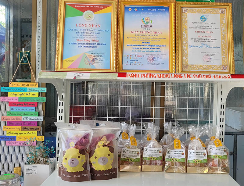 Góc trưng bày các sản phẩm và thành tích đạt được của chị Thủy. Ảnh: baoquangnam.vn