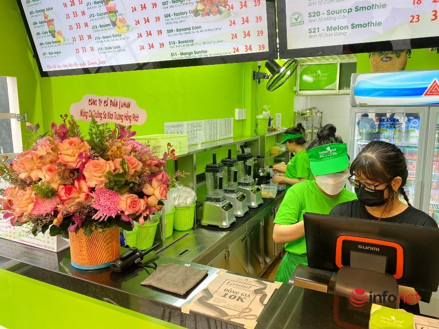 Ban đầu, Dương dậy từ 5 giờ sáng đi chợ mua trái cây, rau củ rồi về tự pha chế, bán hàng từ 7 giờ sáng đến 22 giờ đêm; sau khi cửa hàng ổn định mới thuê thêm nhân viên