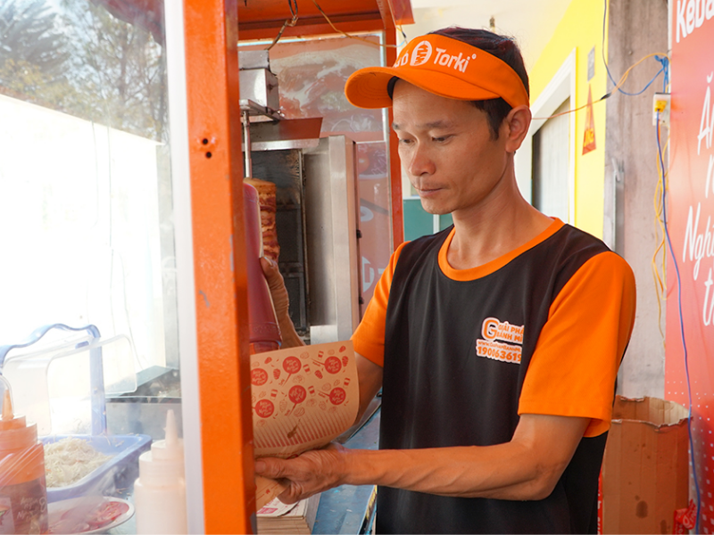 Anh nông dân bỏ cà phê đi bán bánh mì