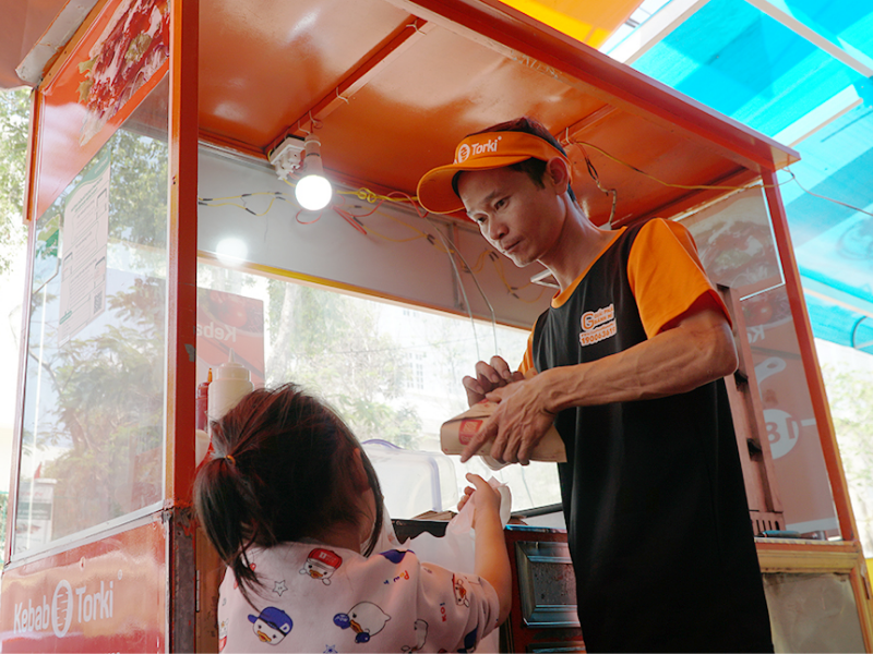 Con gái út cùng anh xuân bán bánh mì cho khách trên Đà Lạt