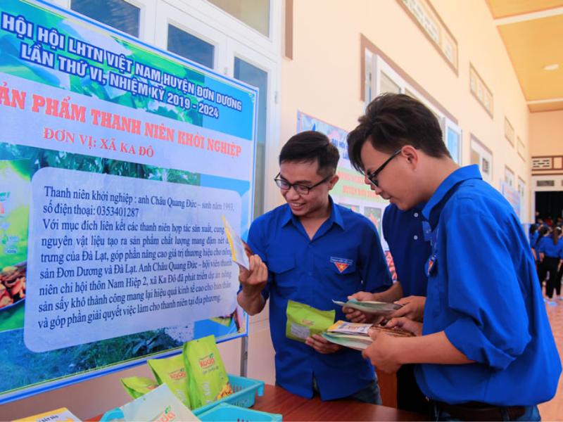 Thanh niên huyện Đơn Dương trưng bày và giới thiệu sản phẩm khởi nghiệp của mình