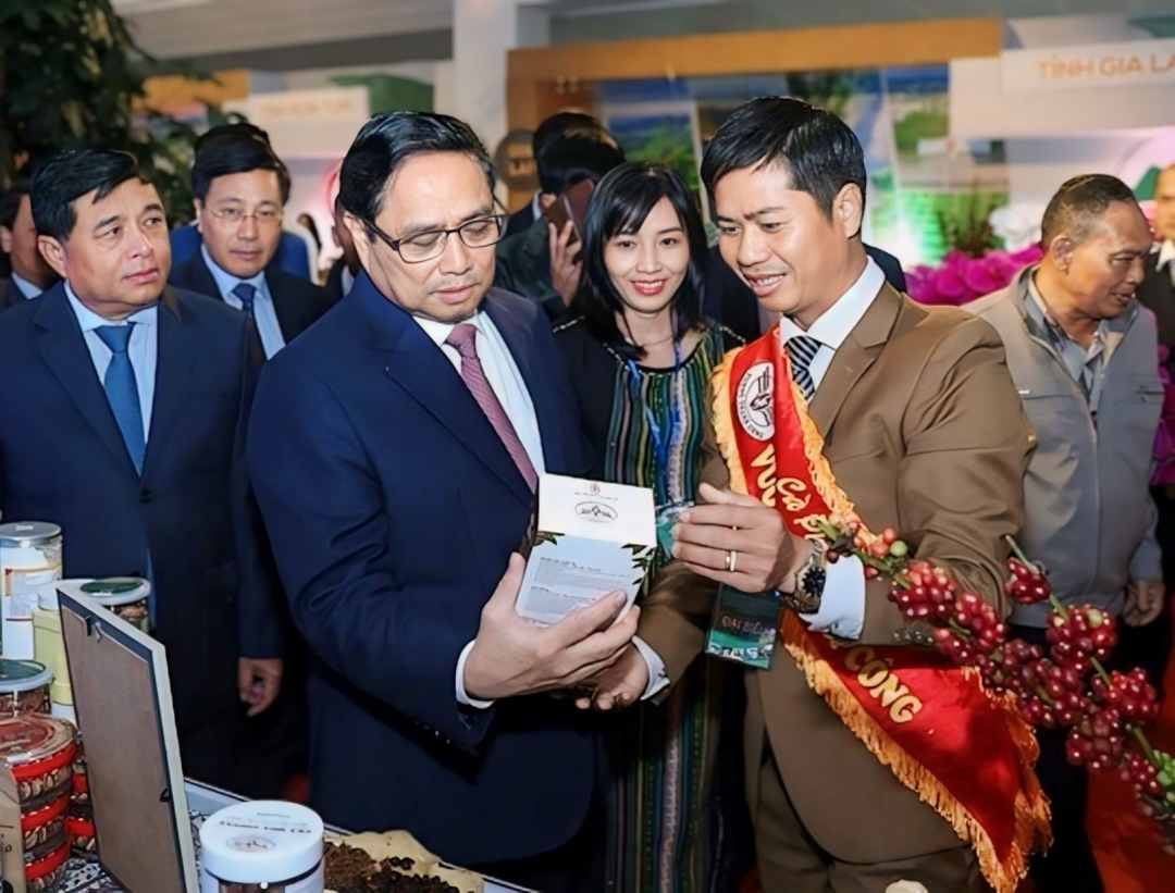 Thủ tướng Chính phủ Phạm Minh Chính tham quan các sản phẩm của Công ty TNHH Sản xuất và Thương mại Vương Thành Công.