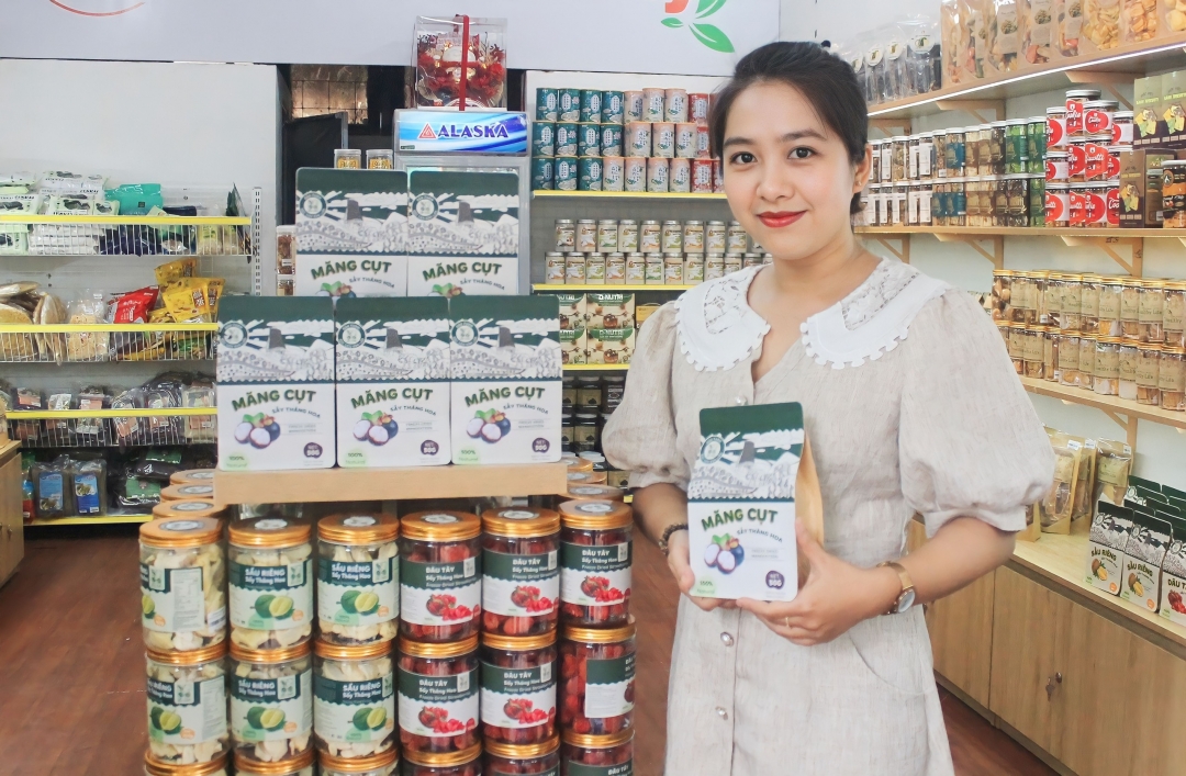 Chị Mai Phan Thị Ánh Hồng giới thiệu sản phẩm măng cụt sấy thăng hoa