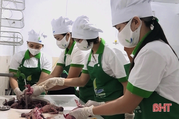 Cảnh hướng dẫn nhân viên các công đoạn làm thịt bồ câu để đảm bảo tiêu chí sạch, ngon, an toàn