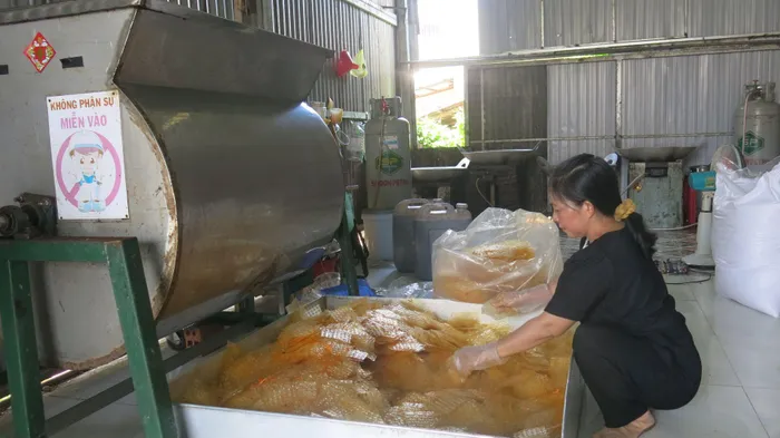 Chị Hoàng thu được thành phẩm bánh tráng trộn từ máy