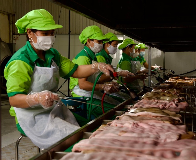 Nhân công thực hiện quy trình sản xuất thịt chua tại xưởng sản xuất của công ty Thu Hoa