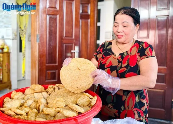 Bà Đỗ Thị Thành kiểm tra chất lượng chả cá mối chiên trước khi đóng gói
