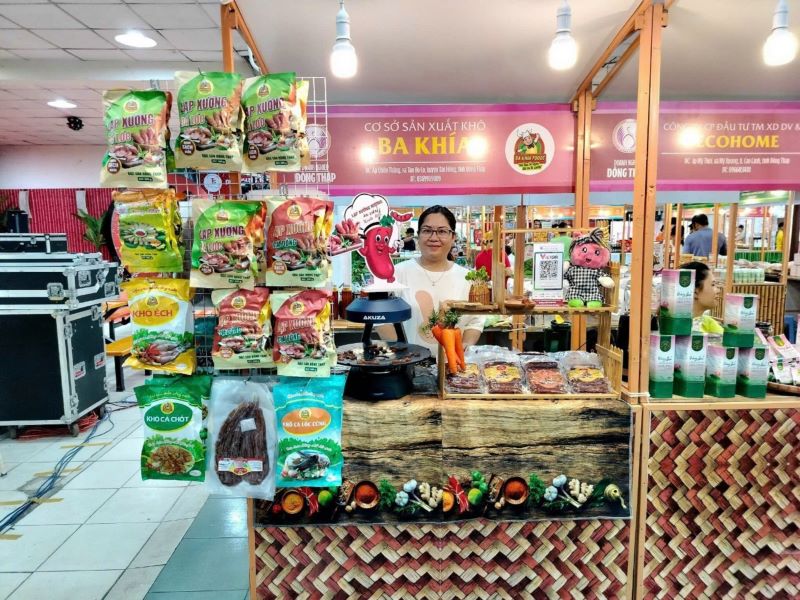 Chị Chuyên đã nghiên cứu ra sản phẩm lạp xưởng làm từ cá lóc và cua đồng