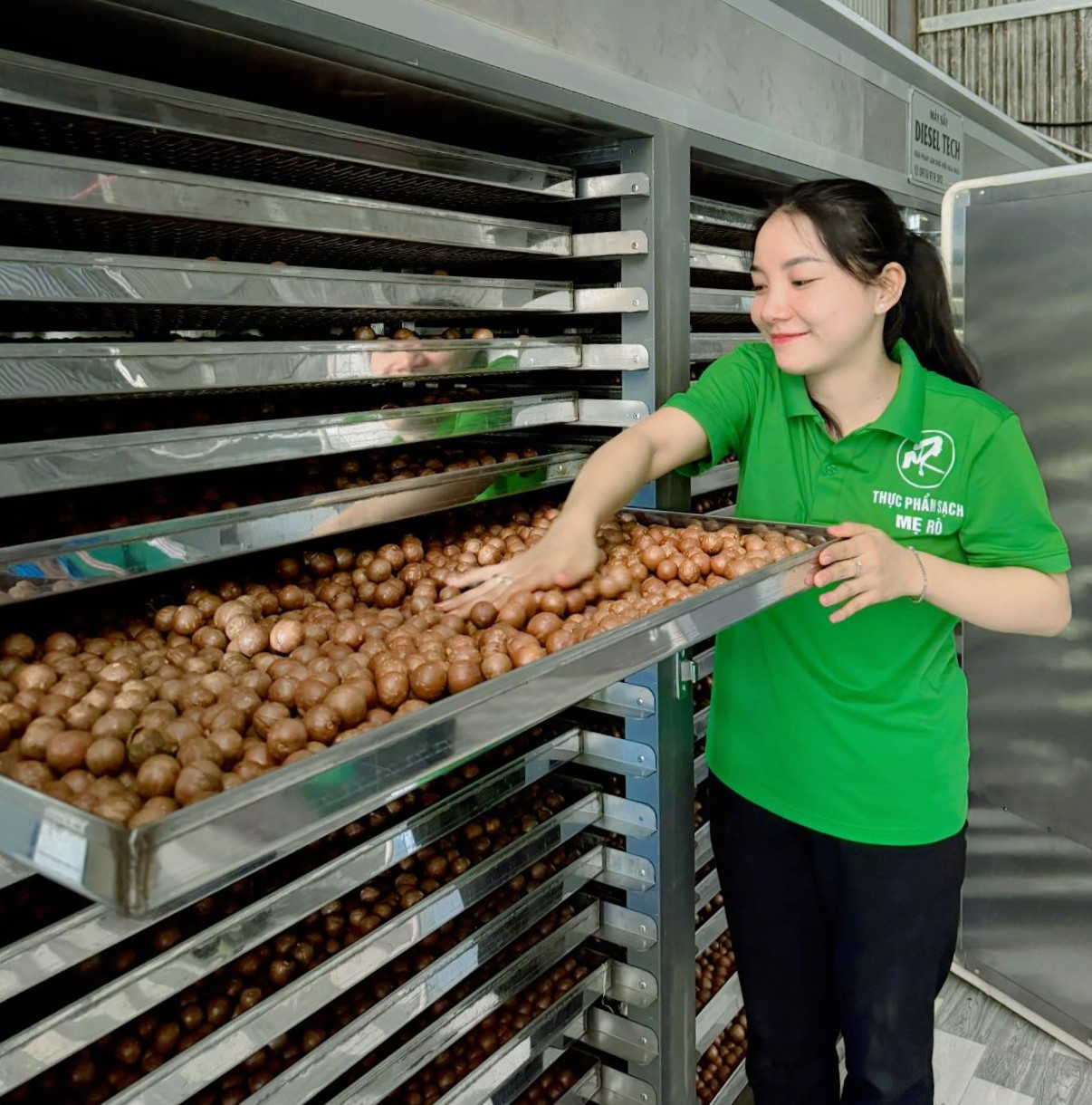 Hộ kinh doanh của chị Phạm Thị Trang được cấp chứng nhận ISO về tiêu chí an toàn thực phẩm, đồng thời tạo việc làm ổn định cho nhiều lao động tại địa phương