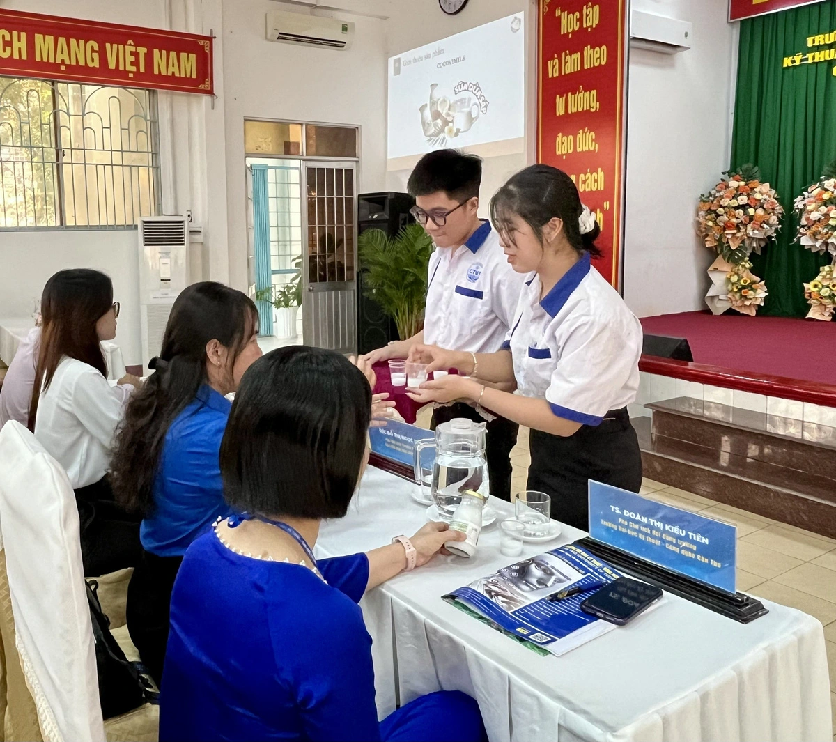 Nhóm Cocovimilk giới thiệu trực tiếp đến ban giám khảo sản phẩm dự án Sữa dừa sáp tại cuộc thi Tìm kiếm ý tưởng, dự án khởi nghiệp thanh niên Cần Thơ 2024 vừa qua
