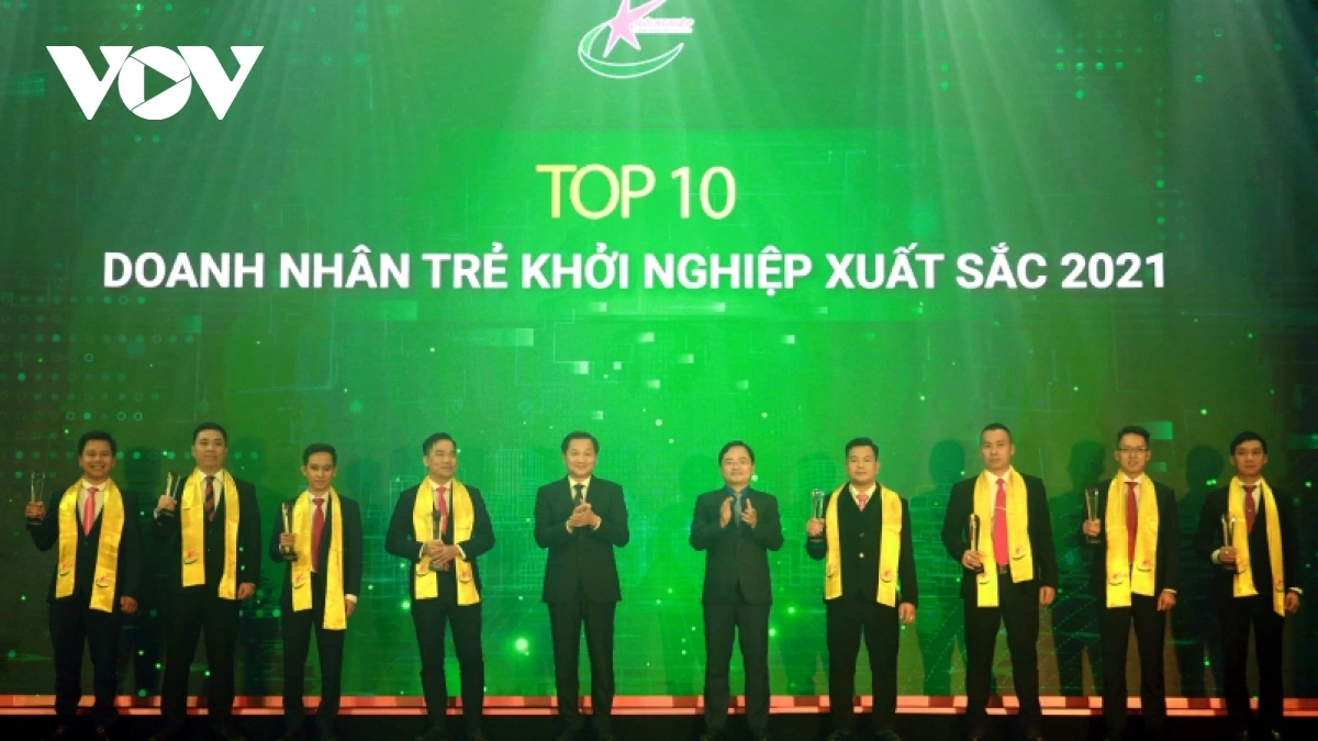 Phó Thủ tướng Lê Minh Khái và Bí thư TW đoàn Nguyễn Anh Tuấn trao danh hiệu Top 10 “Doanh nhân trẻ khởi nghiệp xuất sắc 2021” (anh Lê Văn Hoàng – người đứng thứ 3 từ trái sang)