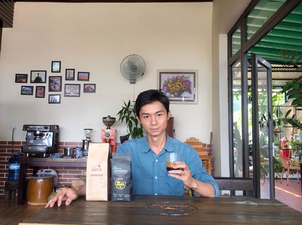 Anh Việt bên sản phẩm cà phê của mình