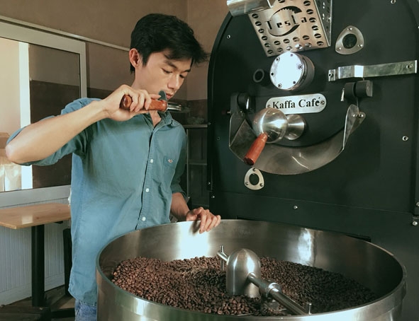 Anh Việt kiểm tra chất lượng cà phê sau khi rang