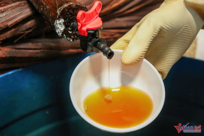 Nước mắm đạt chuẩn có màu cánh gián, mùi thơm dịu