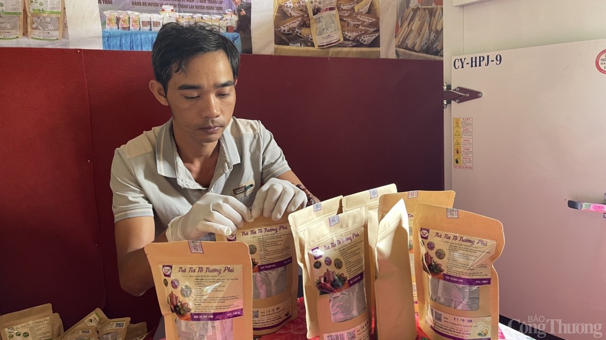 Anh Nguyễn Vũ Phú Trường chế biến, đưa ra thị trường các loại trà thảo mộc.